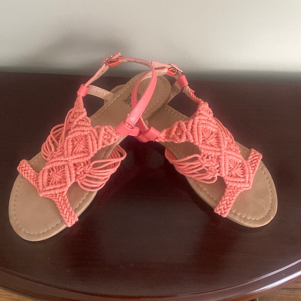 A beautiful pair of Muk Luks coral crochet sandals . Women’s size 8.
